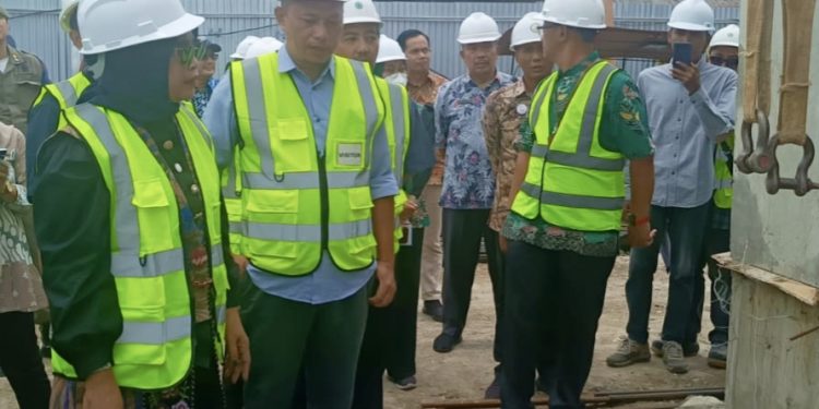 Sidak Proyek RSUD Sedati, Wabup Mimik Tegaskan Progres Baru 13 Persen dan Dipastikan Tak Selesai Tepat Waktu