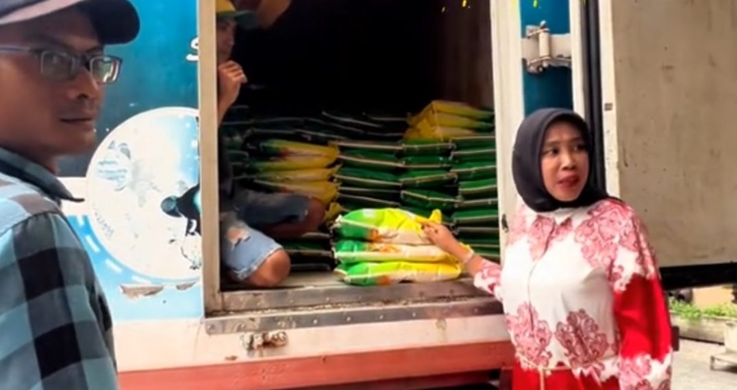 Wabup Sidoarjo Mimik Idayana Salurkan 1.500 Sak Beras SPHP Gratis Selama Dua Bulan untuk Warga Kurang Mampu