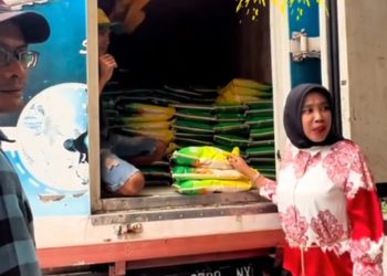 Wabup Sidoarjo Mimik Idayana Salurkan 1.500 Sak Beras SPHP Gratis Selama Dua Bulan untuk Warga Kurang Mampu