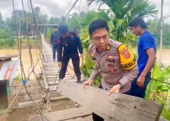 Kondisinya Memprihatinkan, Polres Sarolangun dan Brimobda Jambi Turun Tangan Perbaiki Jembatan Gantung di Desa Teluk Kecimbung