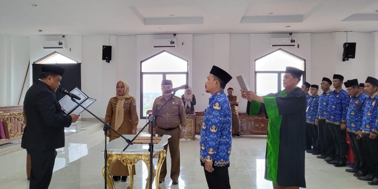 Perkuat Layanan Publik, Bupati M. Syukur Lantik 105 Jabatan Fungsional