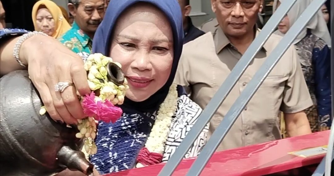 Dorong Modernisasi Pertanian, Wabup Sidoarjo Serahkan Alsintan ke Kelompok Tani Desa Tarik