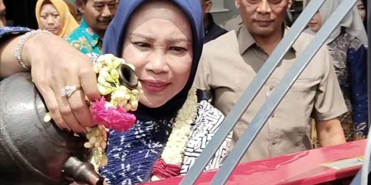 Dorong Modernisasi Pertanian, Wabup Sidoarjo Serahkan Alsintan ke Kelompok Tani Desa Tarik