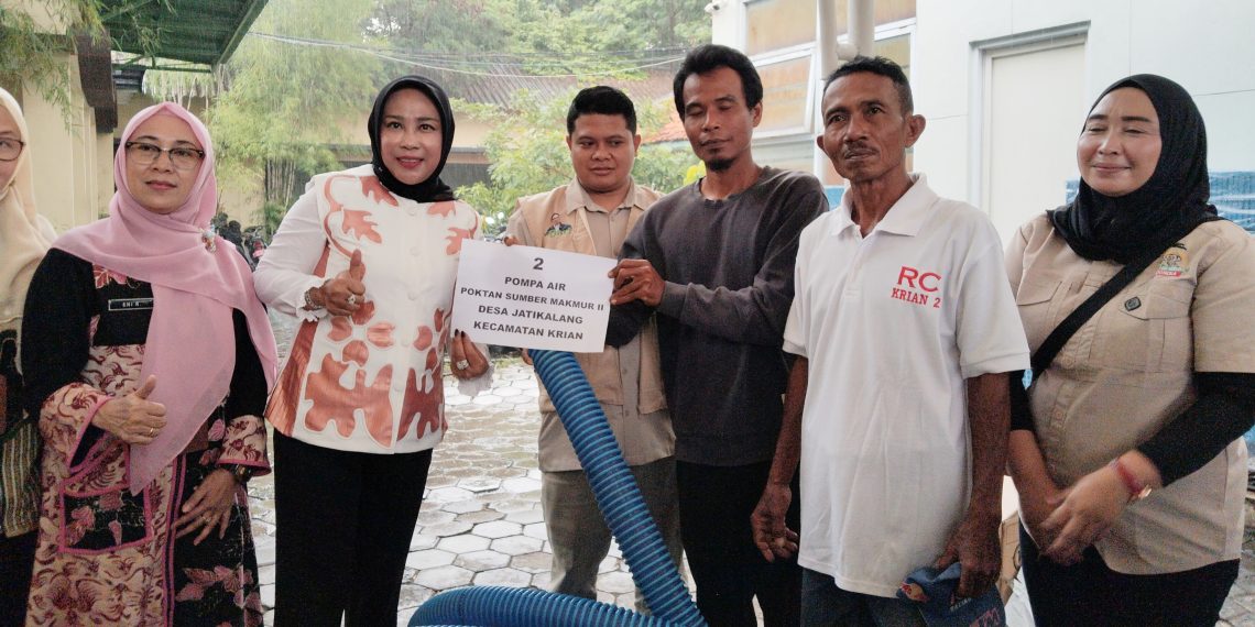 Wabup Sidoarjo Serahkan Alat Tanam Pertanian dan Dua Unit Pompa Air kepada Kelompok Tani