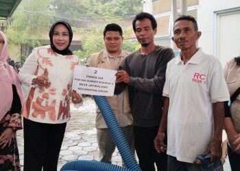 Wabup Sidoarjo Serahkan Alat Tanam Pertanian dan Dua Unit Pompa Air kepada Kelompok Tani