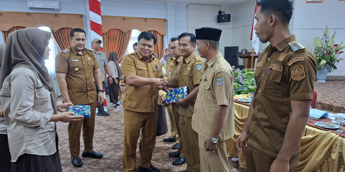 Bupati M. Syukur Beri Reward OPD dan Camat Berprestasi dalam Capaian PAD 2025