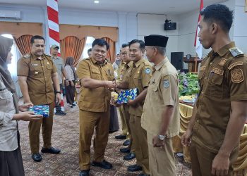 Bupati M. Syukur Beri Reward OPD dan Camat Berprestasi dalam Capaian PAD 2025